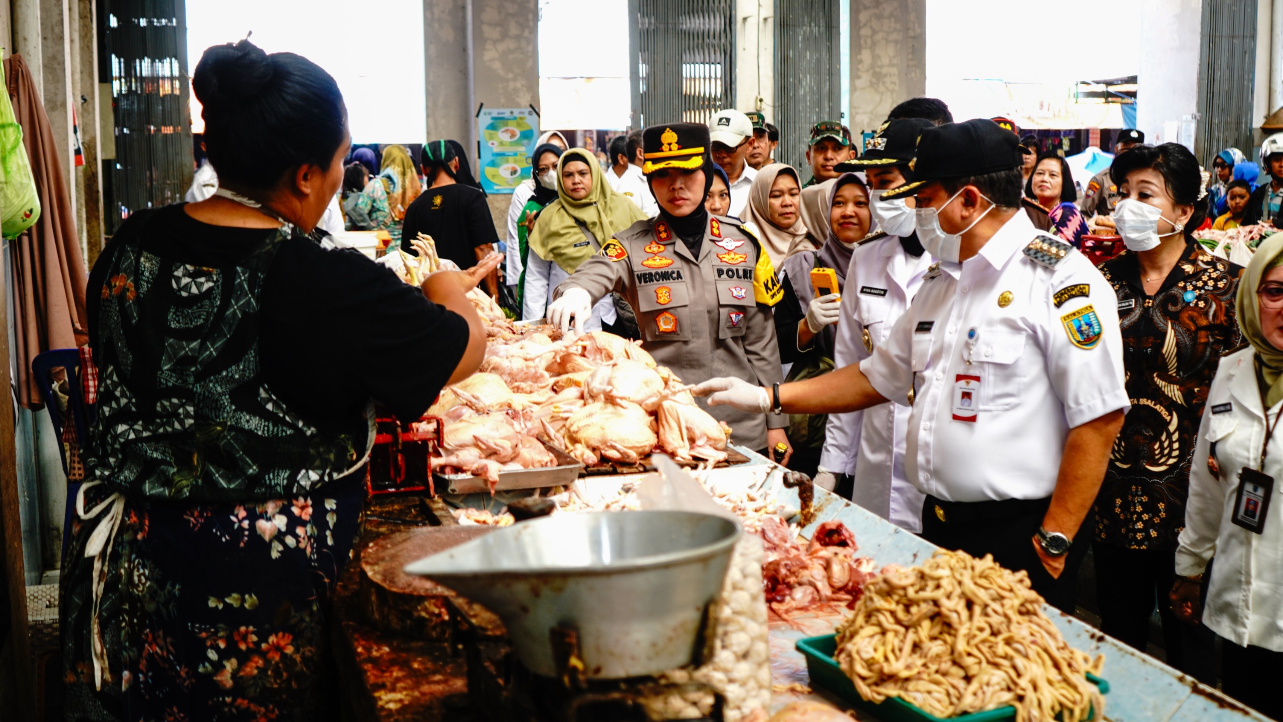 Wali Kota Salatiga dr Robby Hernawan SpOG bersama dengan Forkopimda, Ketua TP PKK, Sekda, dan seluruh anggota Tim Jejaring Keamanan Pangan Daerah (TJKPD) melakukan inspeksi keamanan pangan di pasar..