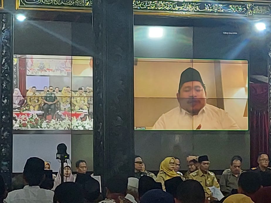Ketua DPRD Demak H Zayinul Fata menyampaikan paparan pokok pikiran dewan dalam Musrenbangkab secara live dari Madinah di sela ibadah umrah. (Wahibpribadi)