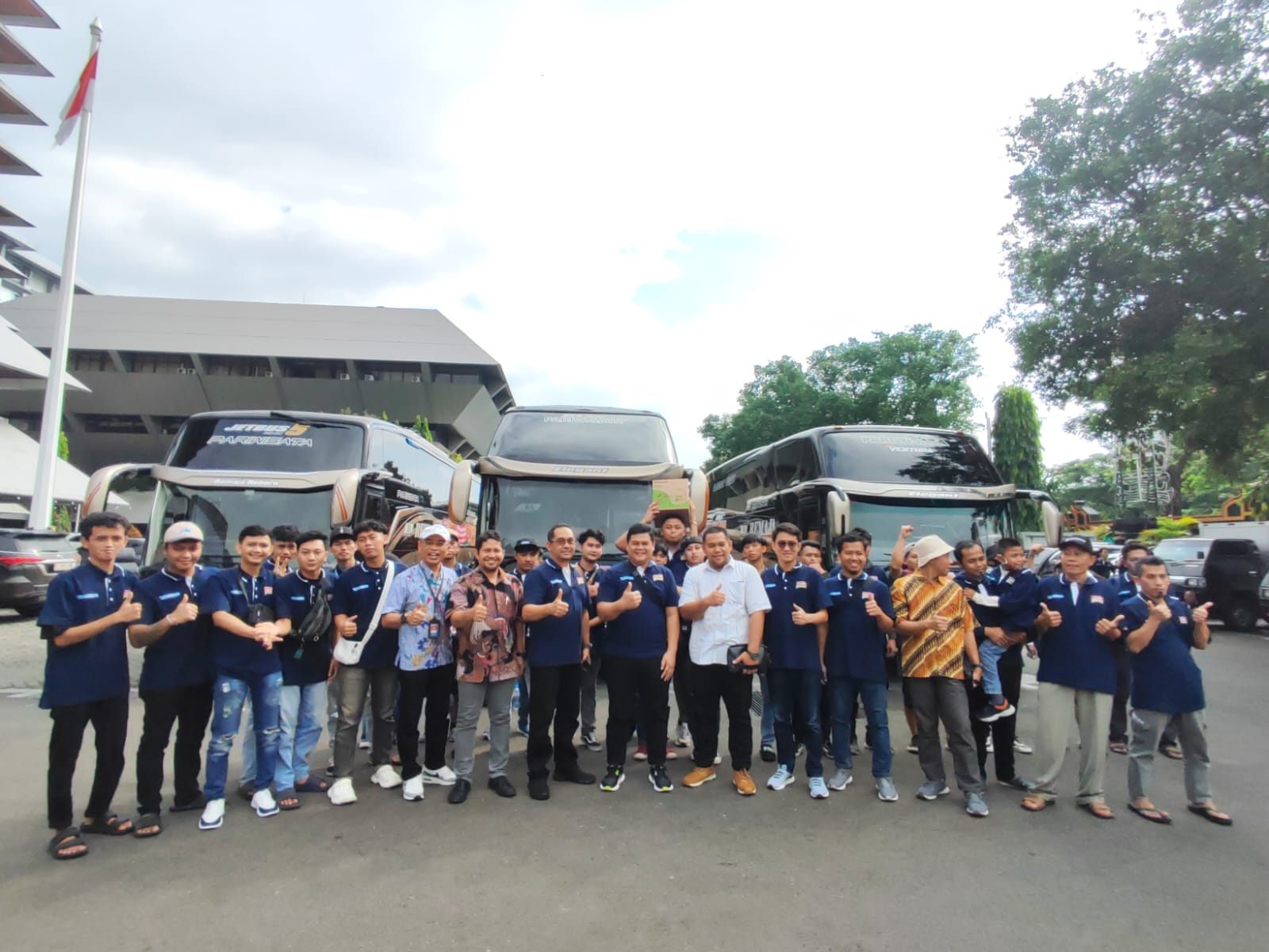 Foto Bersama: Jajaran pimpinan PT Indofood CBP Sukses Makmur Tbk Cabang Semarang berfoto dengan para peserta mudik gratis.
