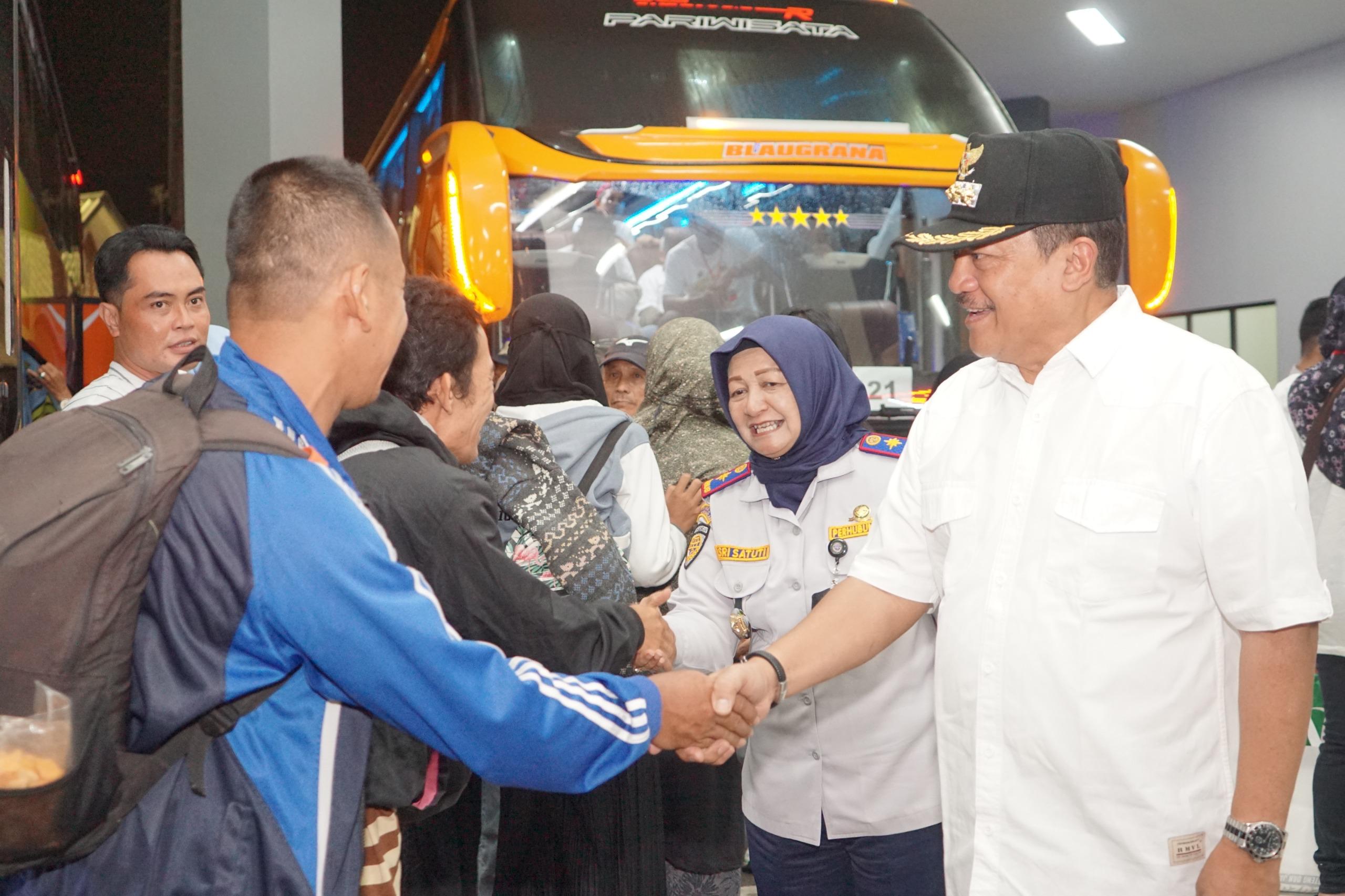 Wali Kota Salatiga dr Robby Hernawan SpOG didampingi Kepala Dinas Perhubungan Kota Salatiga, Sri Satuti, dan Kepala Terminal Tingkir Salatiga, Vicky Chandra Yanuar, menyambut rombongan pemudik gratis