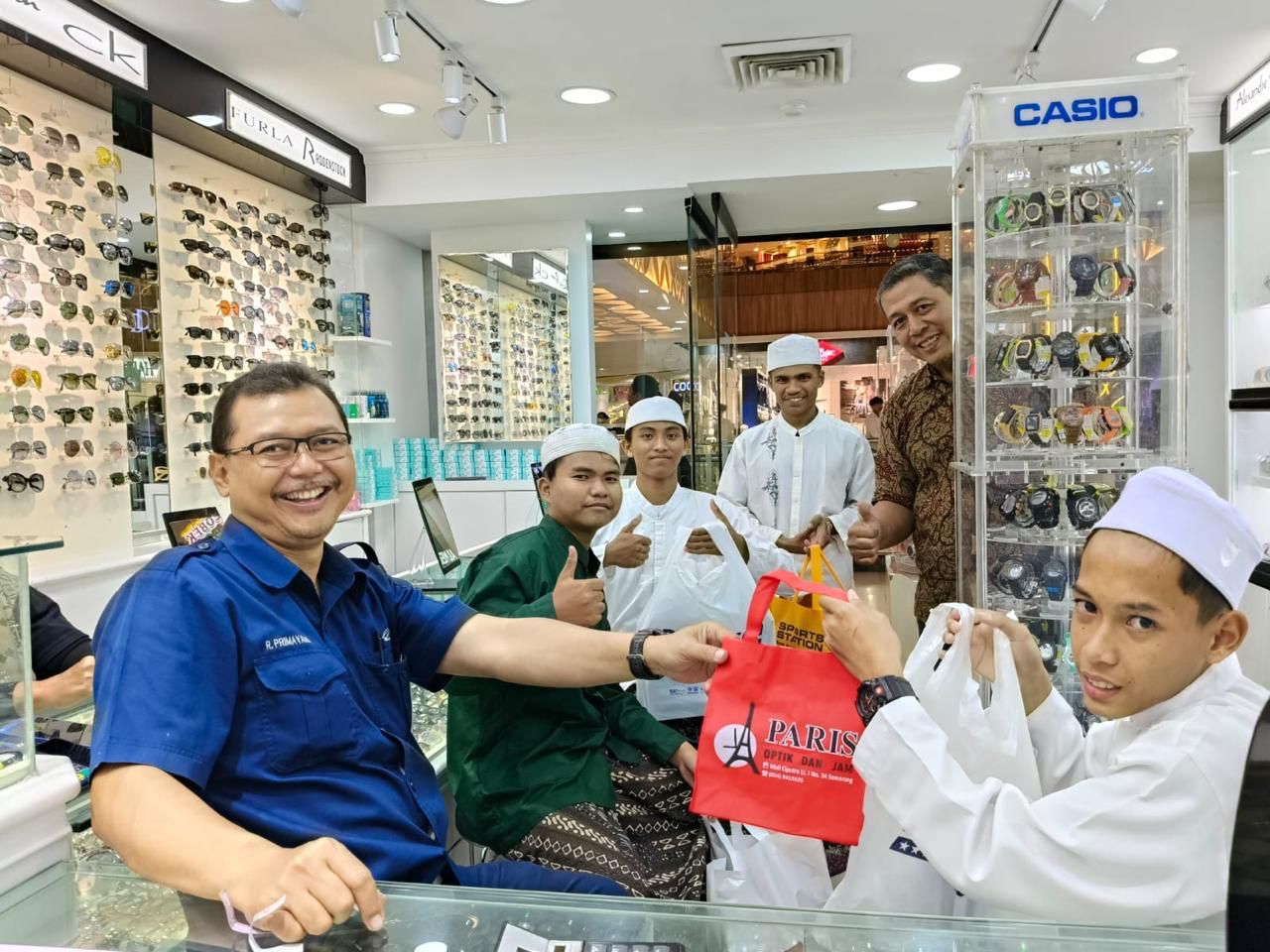 ISTIMEWA Anak-anak panti asuhan tampak bergembira memilih sendiri baju lebaran di Mal Ciputra Semarang.  &nbsp;