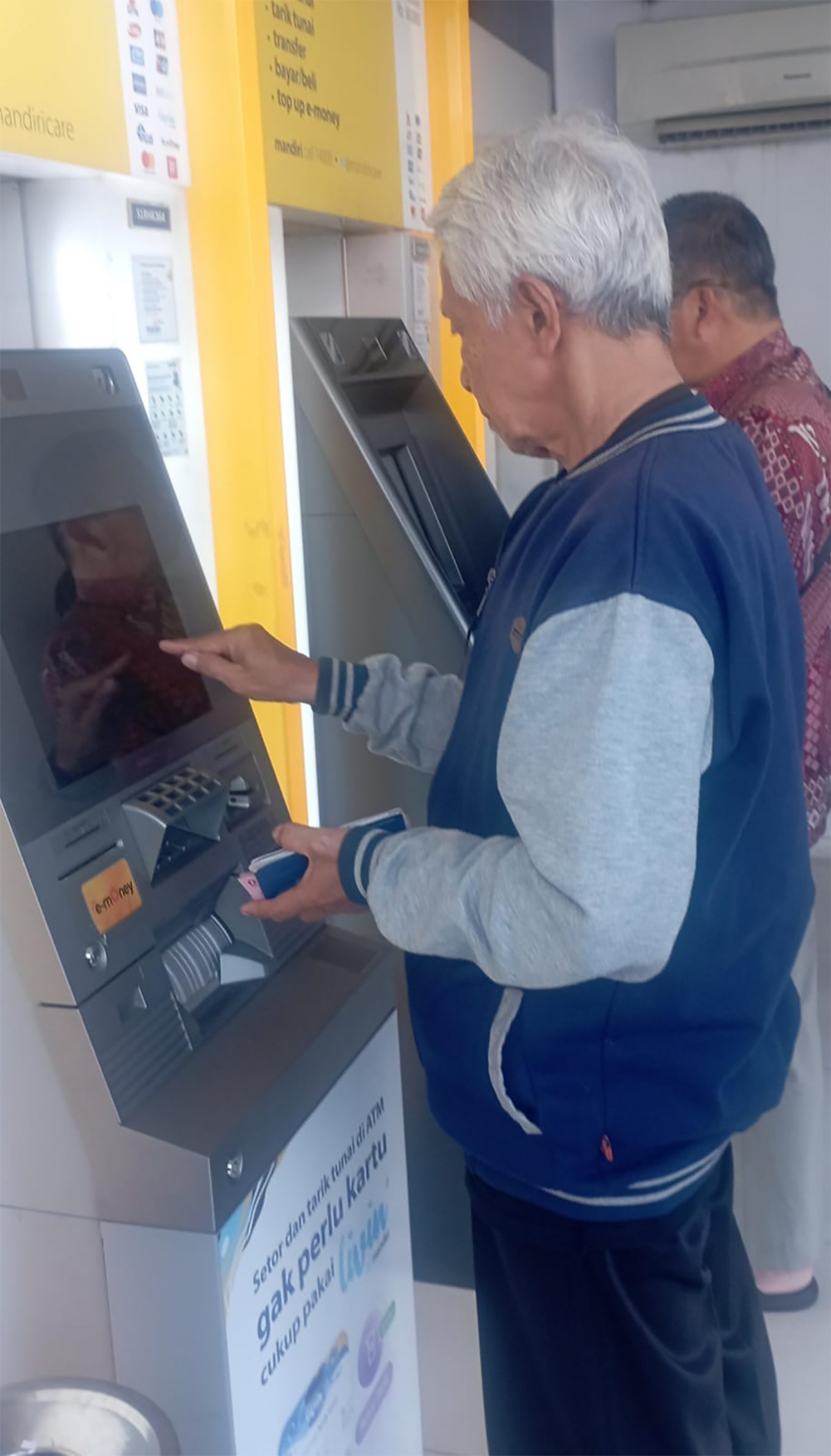 Menarik Uang Dari ATM