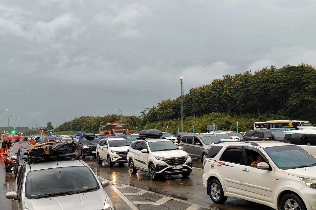 Kepadatan arus kendaraan masuk ke gerbang tol Kalikangkung, Jumat (28/3/2025) sekitar pukul 16.30. (M Hariyanto/Jawa Pos Radar Semarang)
