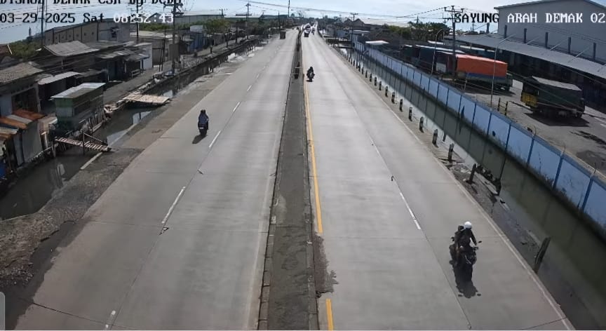 Dua potongan gambar CCTV di jalan raya Sayung.(Wahibpribadi)