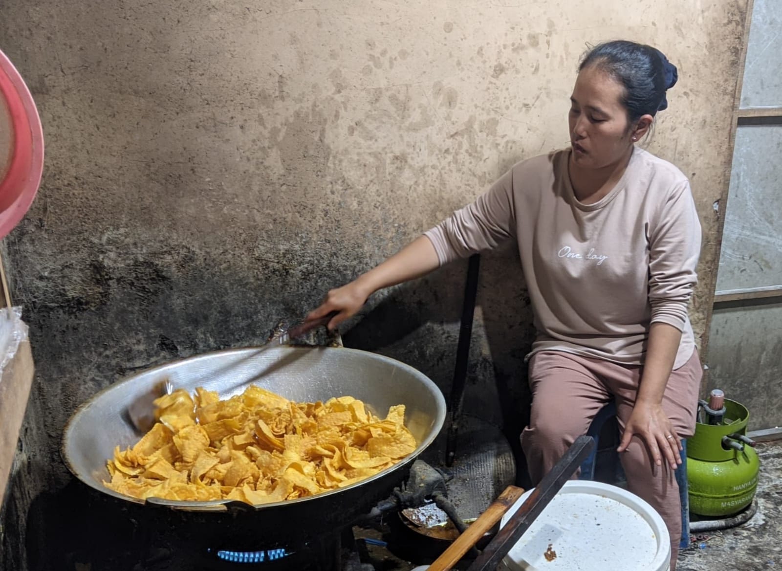 Produsen Keripik dari Tengaran, Ana Dian Indriyani sedang menggoreng keripik labu.