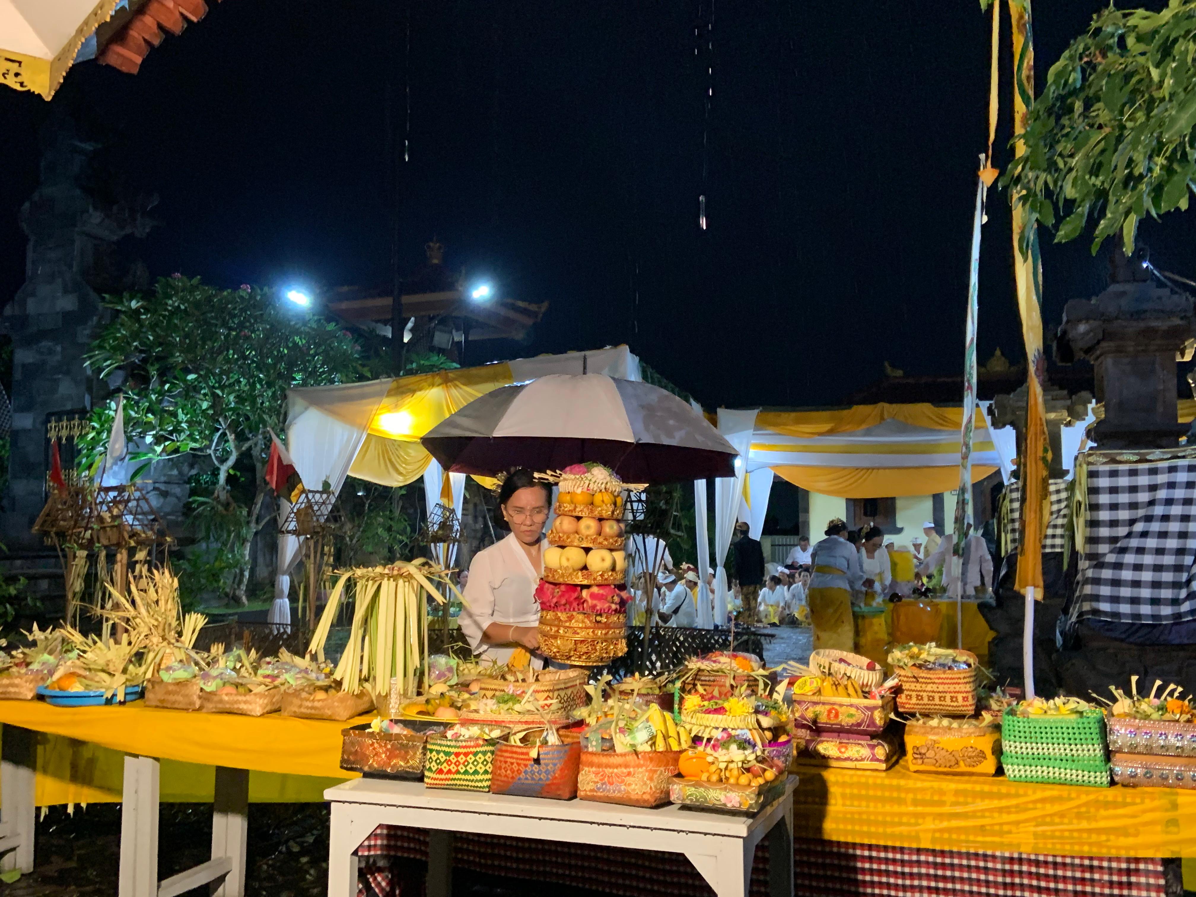 Umat Hindu menjalani Upacara Tawur Agung Kesanga di Pura Giri Natha Kota Semarang.
