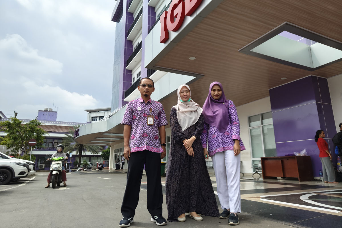 Kepala IGD RS QIM Arief Rizqon, Dokter Diana Hayati, dan perawat IGD Dina Novitriyanti yang sudah biasa piket saat Lebaran. RIYAN FADLI JAWA POS RADAR SEMARANG