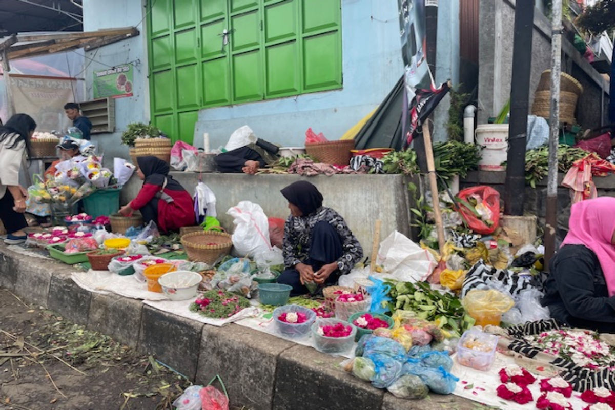 Pedagang bunga tabur di Pasar Bunga Bandungan jelang Idul Fitri. Maria Novena/Jawa Pos Radar Semarang