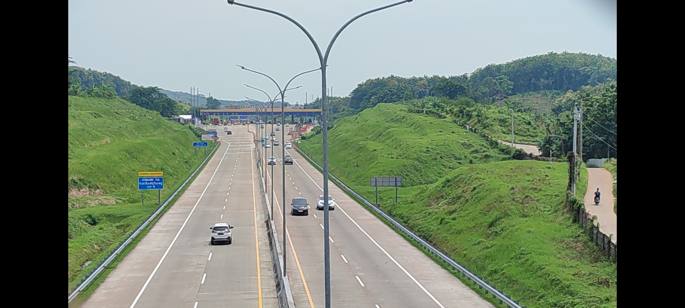 Kondisi arus lalu lintas di Gerbang Tol Kalikangkung Semarang Batang lancar usai diberlakukan normalisasi sistem one way, Minggu (30/3/2025).