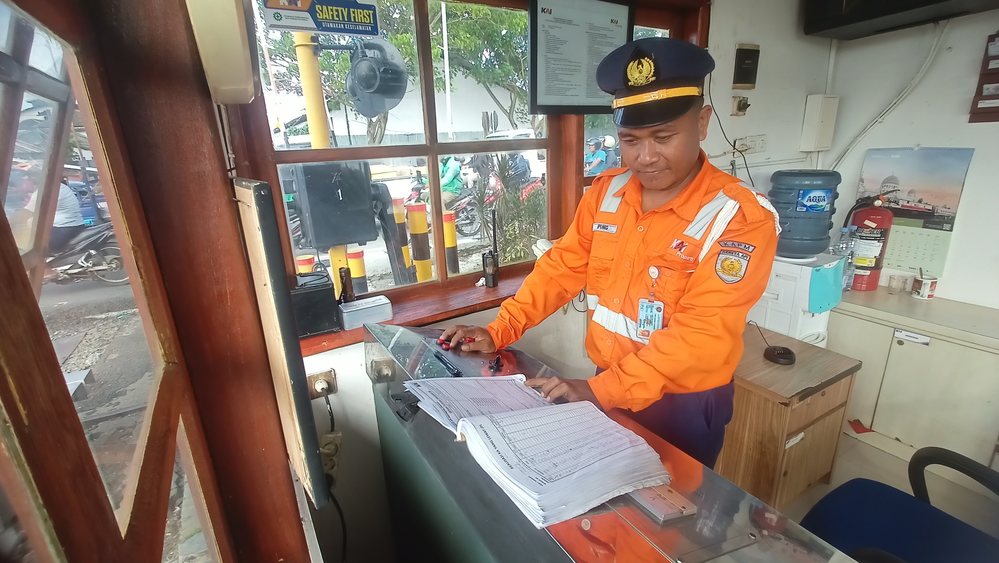 Ipung Yudi Anggoro, Petugas Penjaga Perlintasan ketika menjalankan tugas mengamankan perjalanan kereta api di Jalan Hasanuddin Semarang. ADENNYAR WYCAKSONO/JAWA POS RADAR SEMARANG