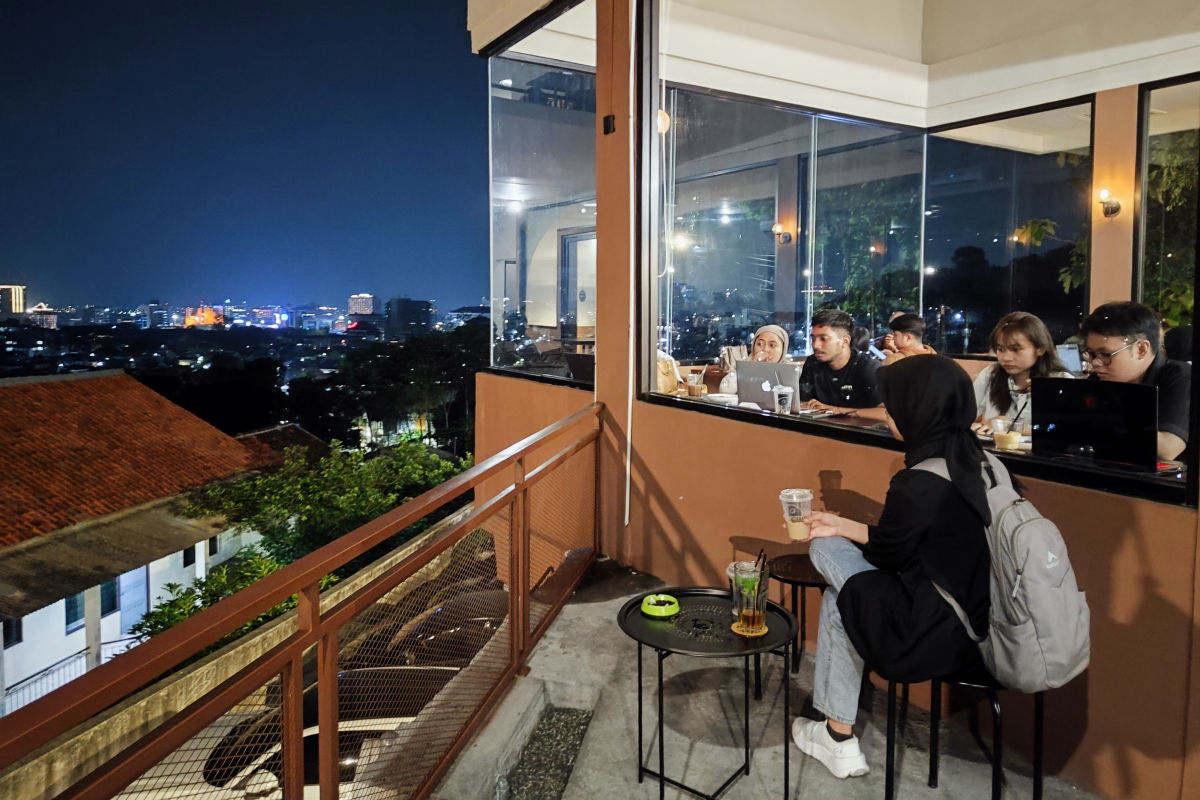 Celcio Kafe yang berada di tengah kota ini menawarkan pengalaman unik dengan konsep cityscape. KHAFIFAH ARINI PUTRI/JAWA POS RADAR SEMARANG