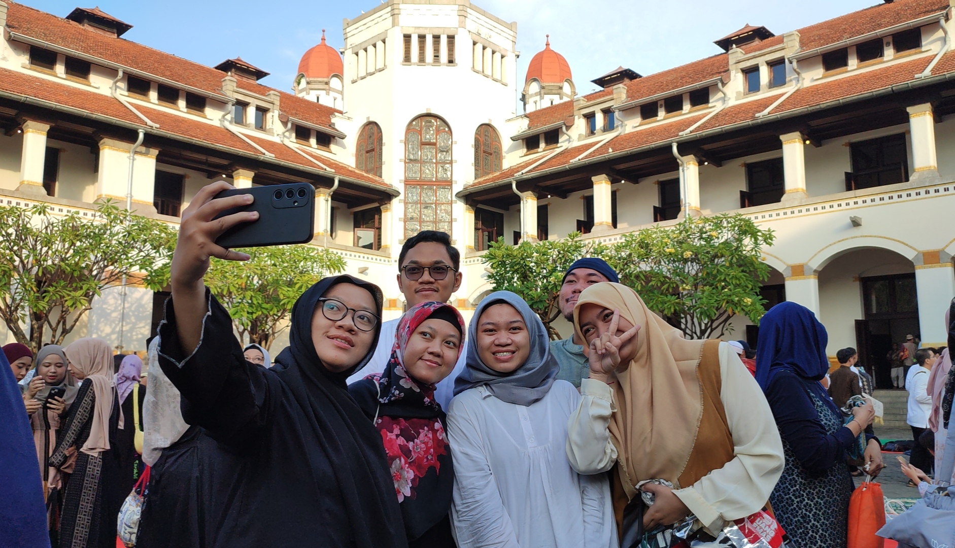 SWAFOTO : Usai salat Idul Fitri, jamaah mengabadikan momen dengan berswafoto bersama keluarga di Lawang Sewu, Senin (31/3/2025).