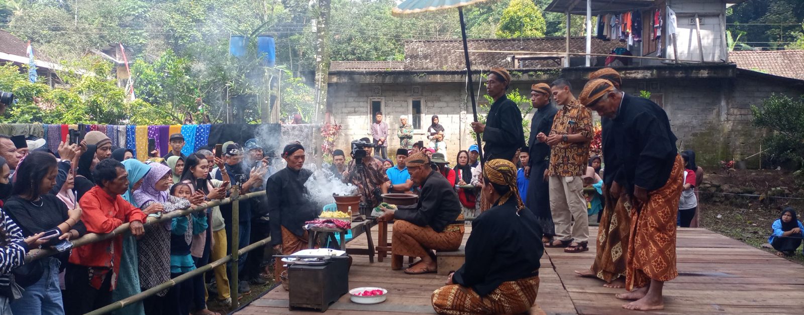 Upacara adat siram jamas Bende Nyai Ceper di Dusun Pete Desa Sukoharjo Kecamatan Pabelan. Maria Novena/Jawa Pos Radar Semarang