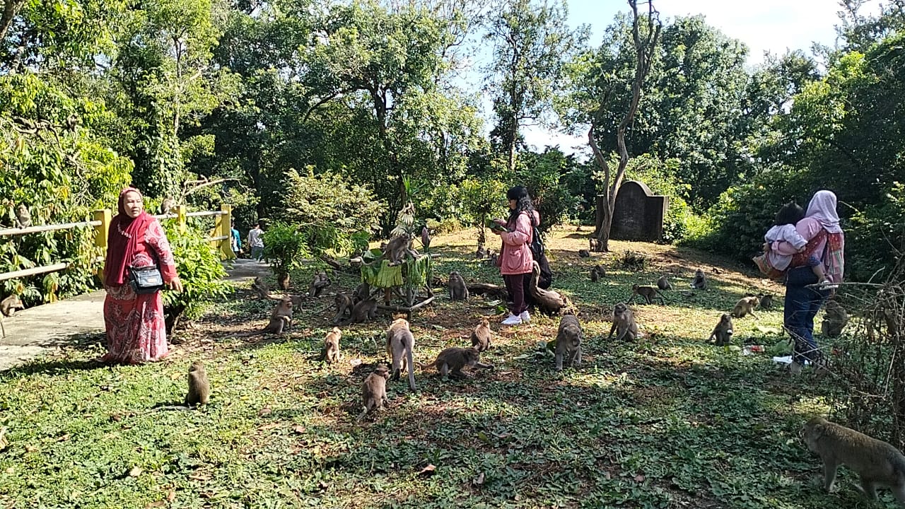 Pengunjung mengabadikan momen saat berwisata di Goa Kreo, Rabu (2/4). FIGUR RONGGO WASSALIM/JAWA POS RADAR SEMARANG