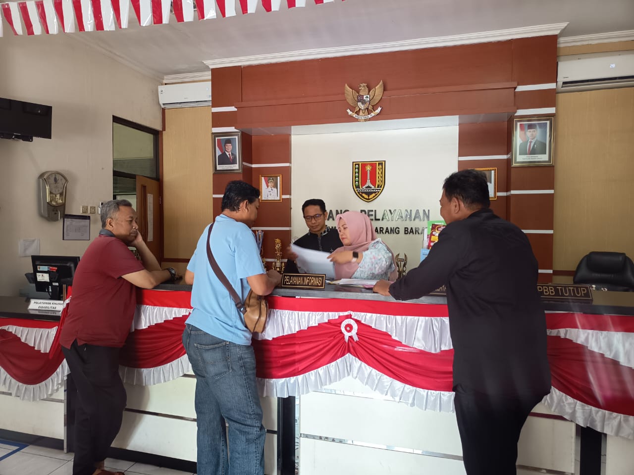 PIKET PELAYANAN: Piket pelayanan lebaran di Kecamatan Semarang Barat, Rabu (2/4)