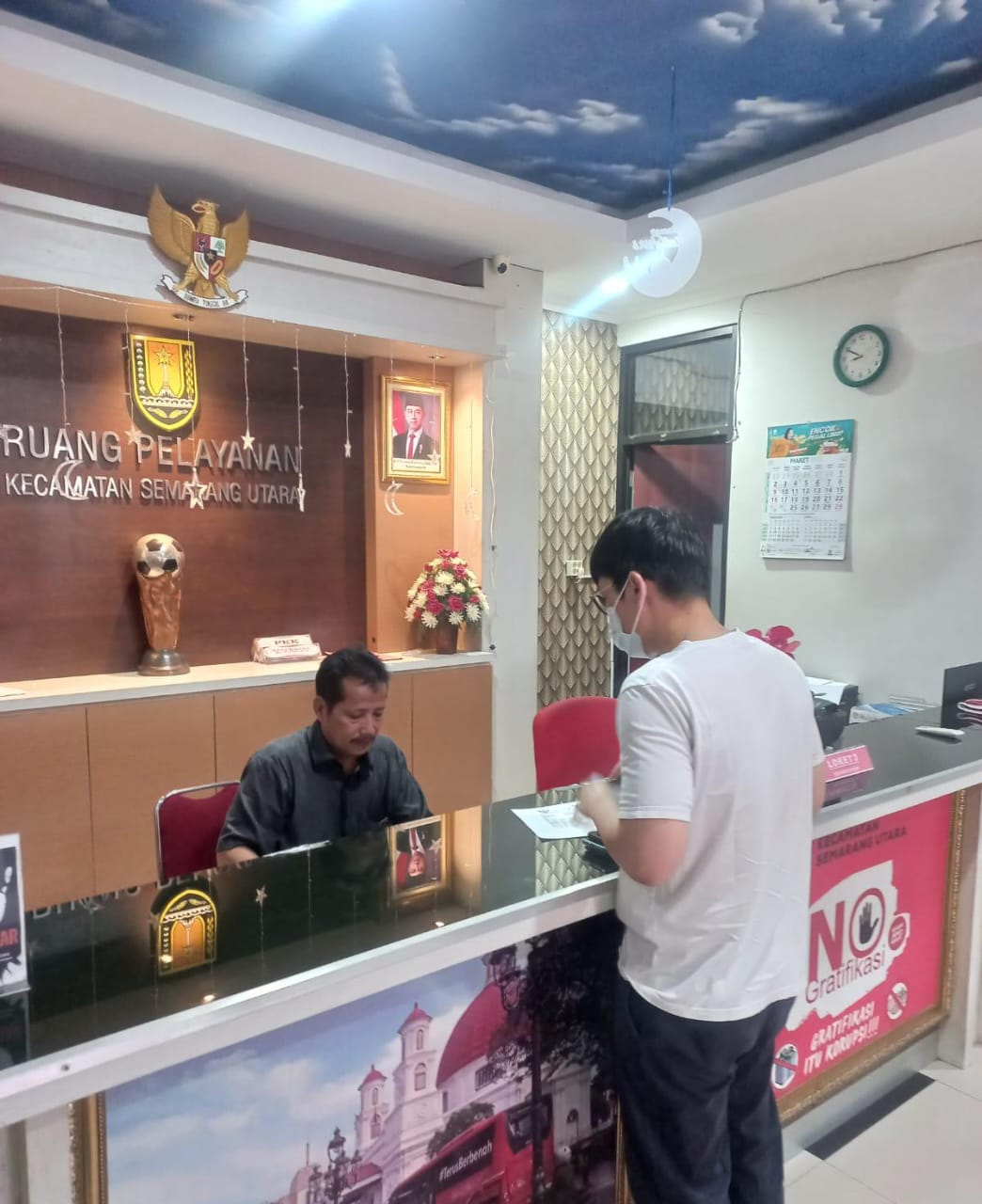 PIKET PELAYANAN: Piket pelayanan lebaran di Kecamatan Semarang Utara, Kamis (3/4).