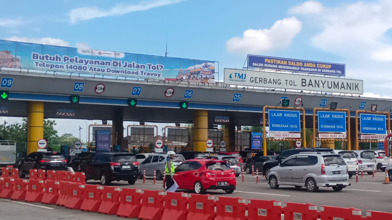 Di Gerbang Tol Banyumanik, Arus Lalin Arah Solo Meningkat Dibandingkan Jakarta.
