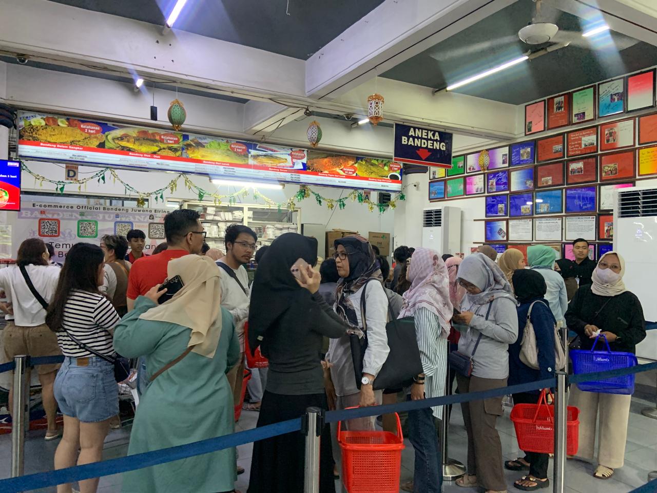 Antrean mengular di Toko Bandeng Juwana Elrina Pandanaran.