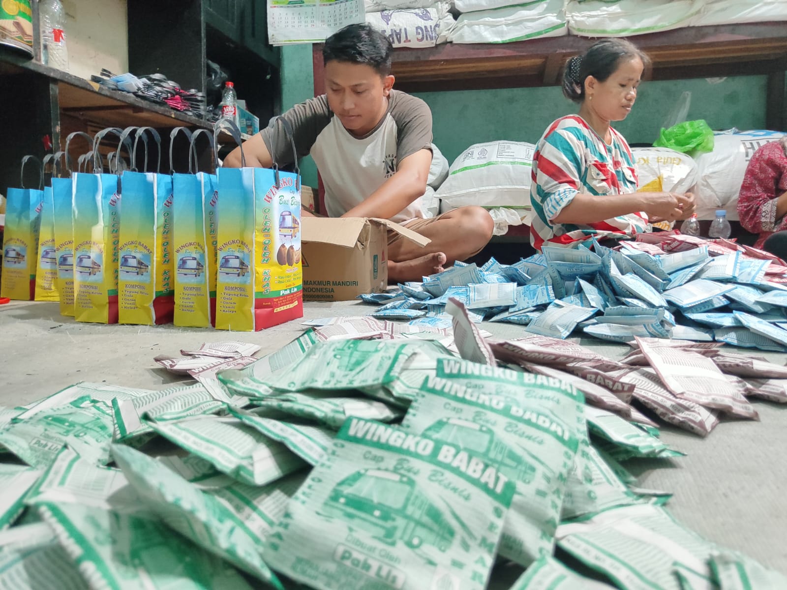 Karyawan di Rumah Produksi Wingko Babat Pak Lis sedang mengemas wingko babat.