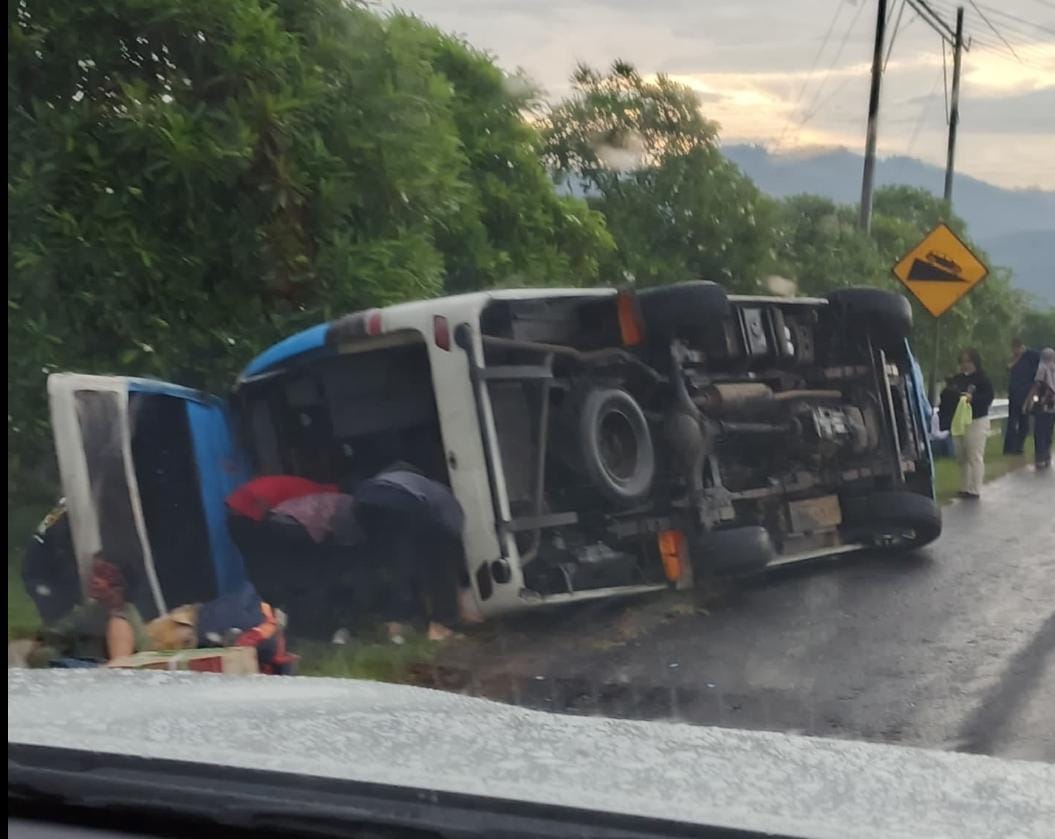 Kecelakaan tunggal terjadi di ruas Tol KM 453 jalur B, Kecamatan Sidorejo, Kota Salatiga, Kamis pertang (03/04/2024).