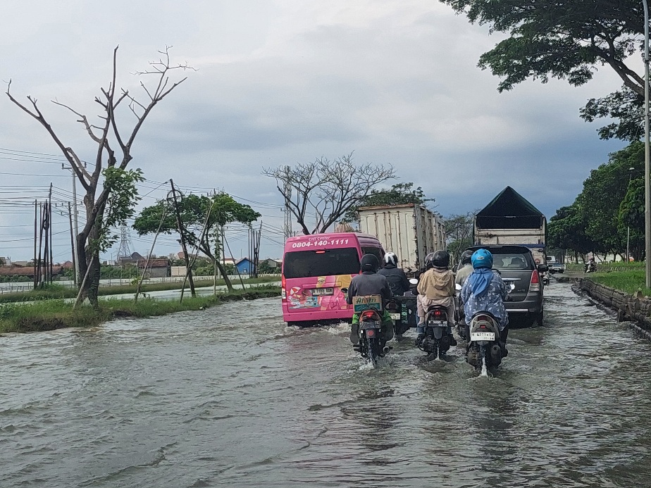 Banjir rob kembali terjadi di jalan raya Sayung. Tepatnya di wilayah Desa Loireng.(Wahibpribadi)