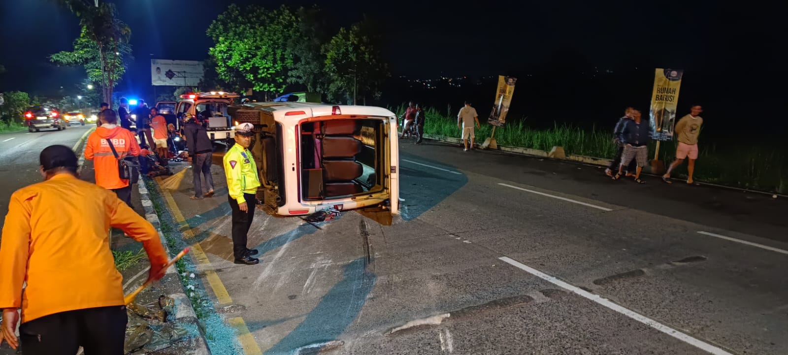 Kecelakaan tunggal menimpa Isuzu B 7058 JXA di JLS Salatiga pada Sabtu (5/4/2025) dini hari.