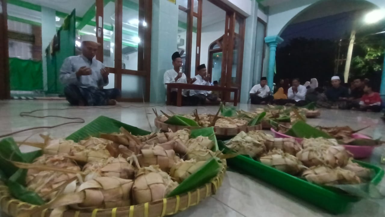 Kupat Jembut salah satu tradisi Syawalan, atau hari ketujuh Bulan Syawal di wilayah Pedurungan. (Figur Ronggo Wassalim/Jawa Pos Radar Semarang)