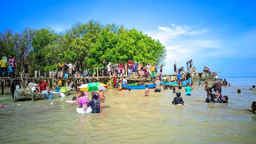 Syawalan di Pantai Timbulsloko Sayung. (Wahibpribadi)