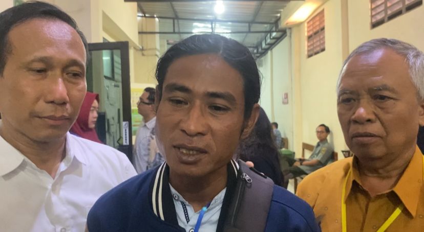 Dari kiri Kuasa Hukum korban penembakan, Zainal Abidin Petir; ayah korban, Andi Prabowo; dan kakek korban  Subambang menghadiri sidang perdana di Pengadilan Negeri Semarang, Selasa (8/4/2025).