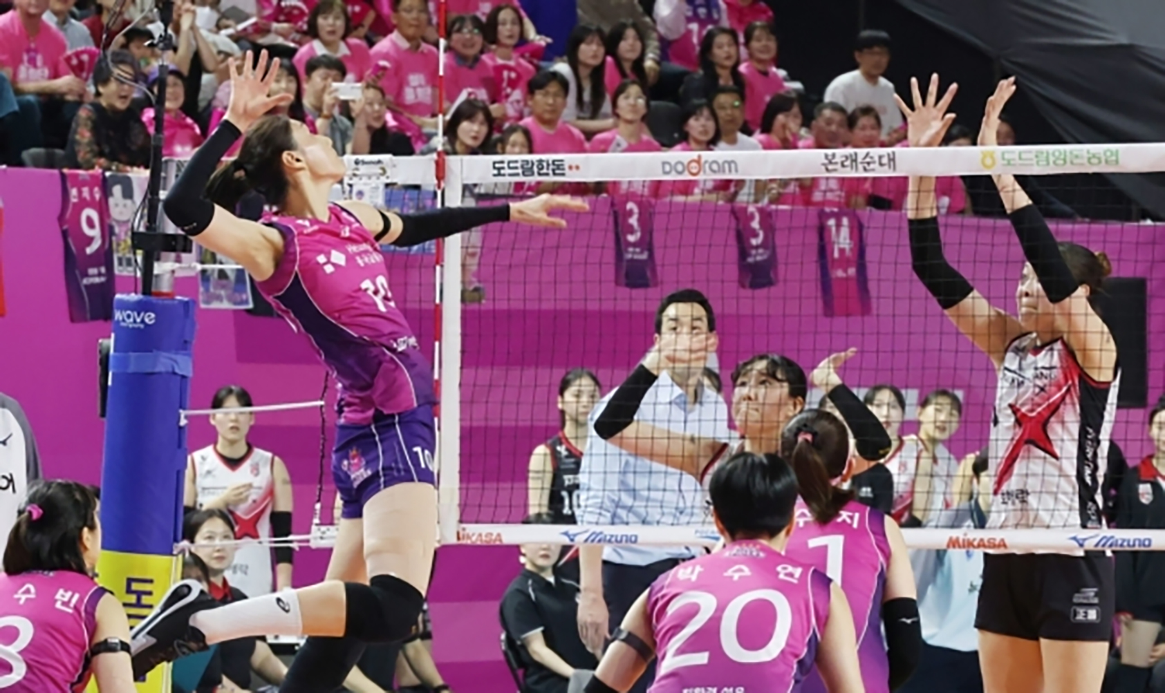 Megawati Hangestri dkk harus mengakui keunggulan Pink Spiders dengan skor ketat 3-2.