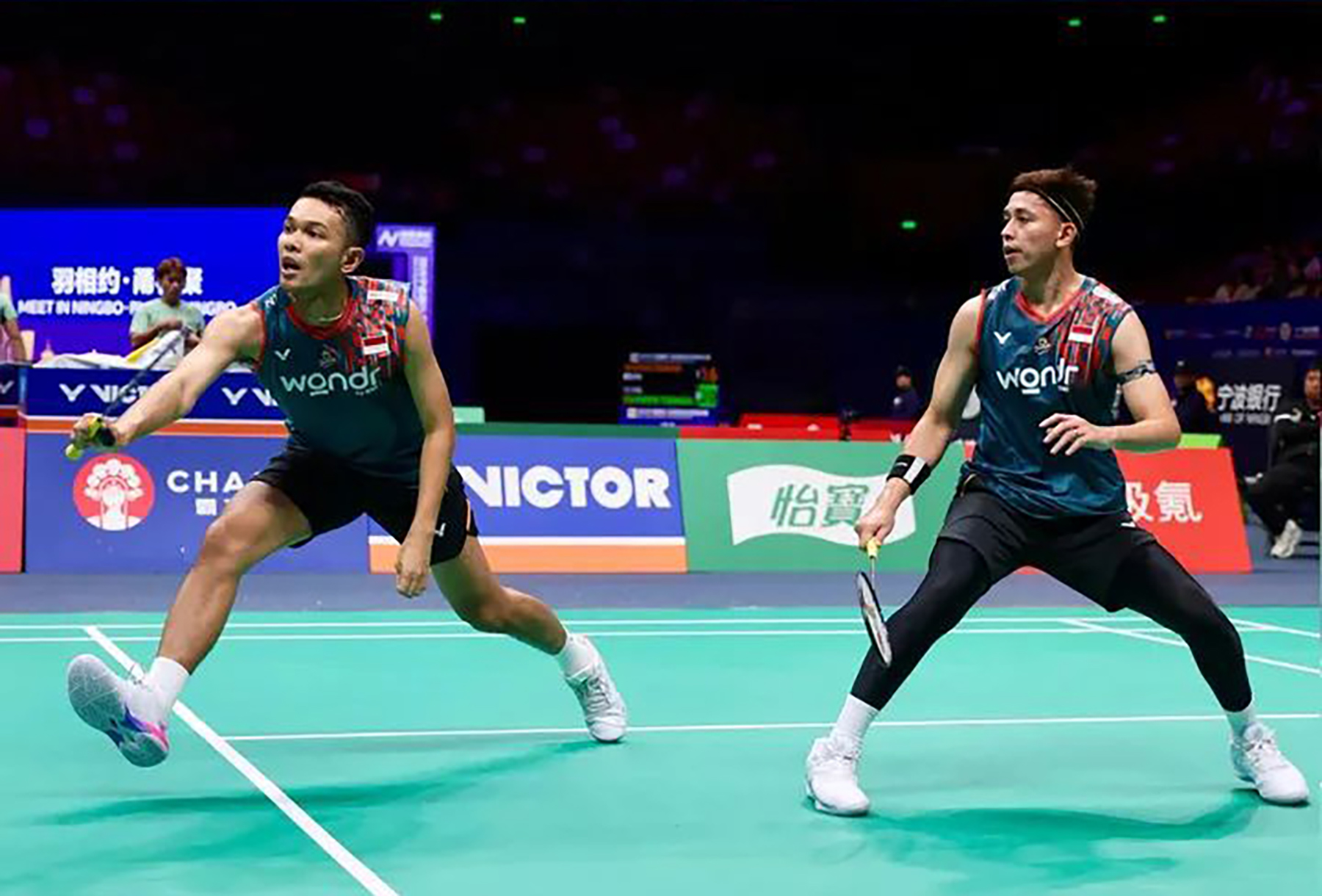 Fajar Alfian/Muhammad Rian Ardianto berhasil mengandaskan wakil tuan rumah Xie Hao Nan/Zeng Wei Nan dua gim langsung 21-19, 21-15.