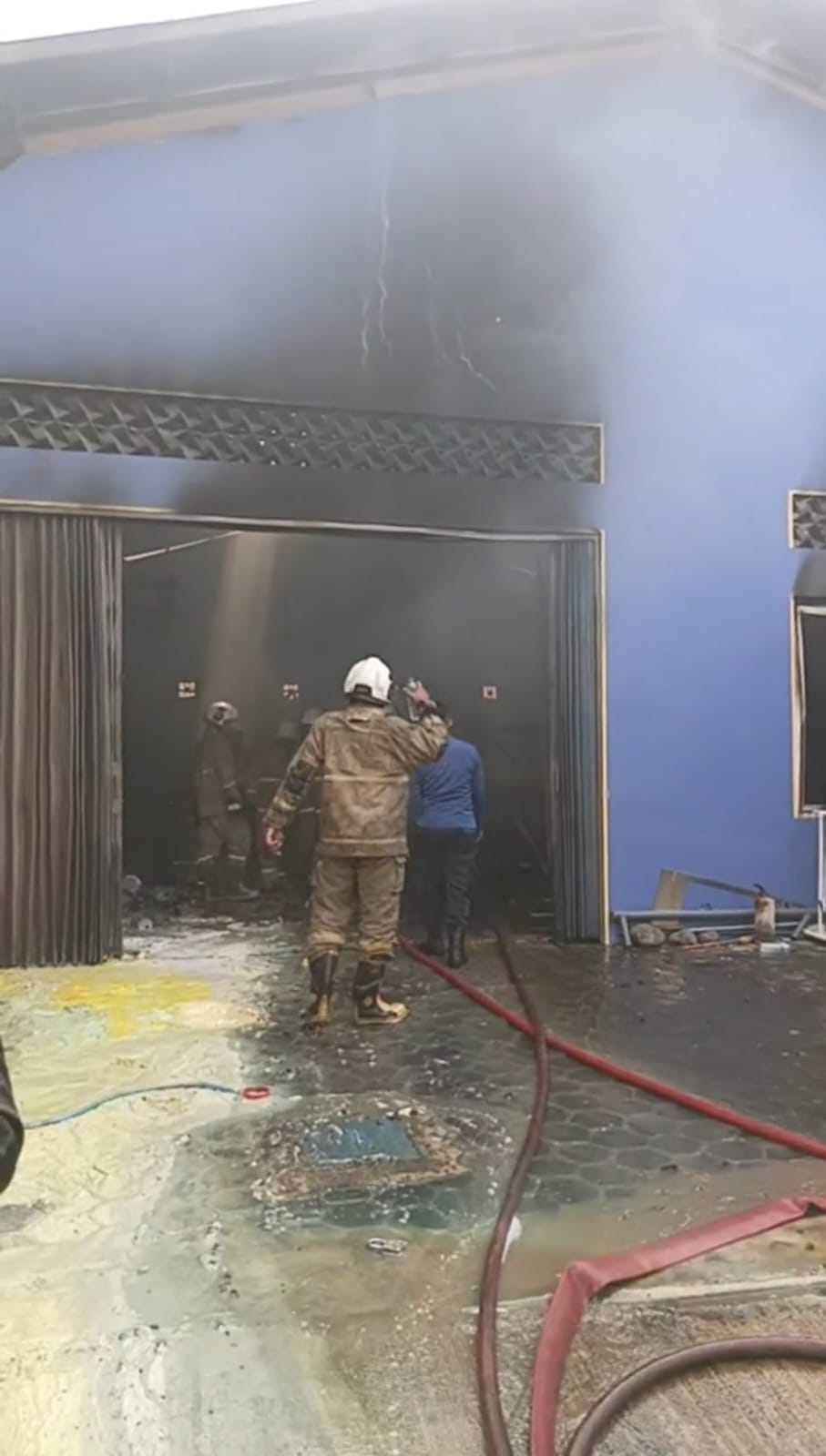 Petugas Damkar kota Semarang, melakukan pendinginan di dalam gudang di Jalan Kelud Selatan IV, yang terbakar rabu siang (9/4/25). (Foto:Sulistiono)