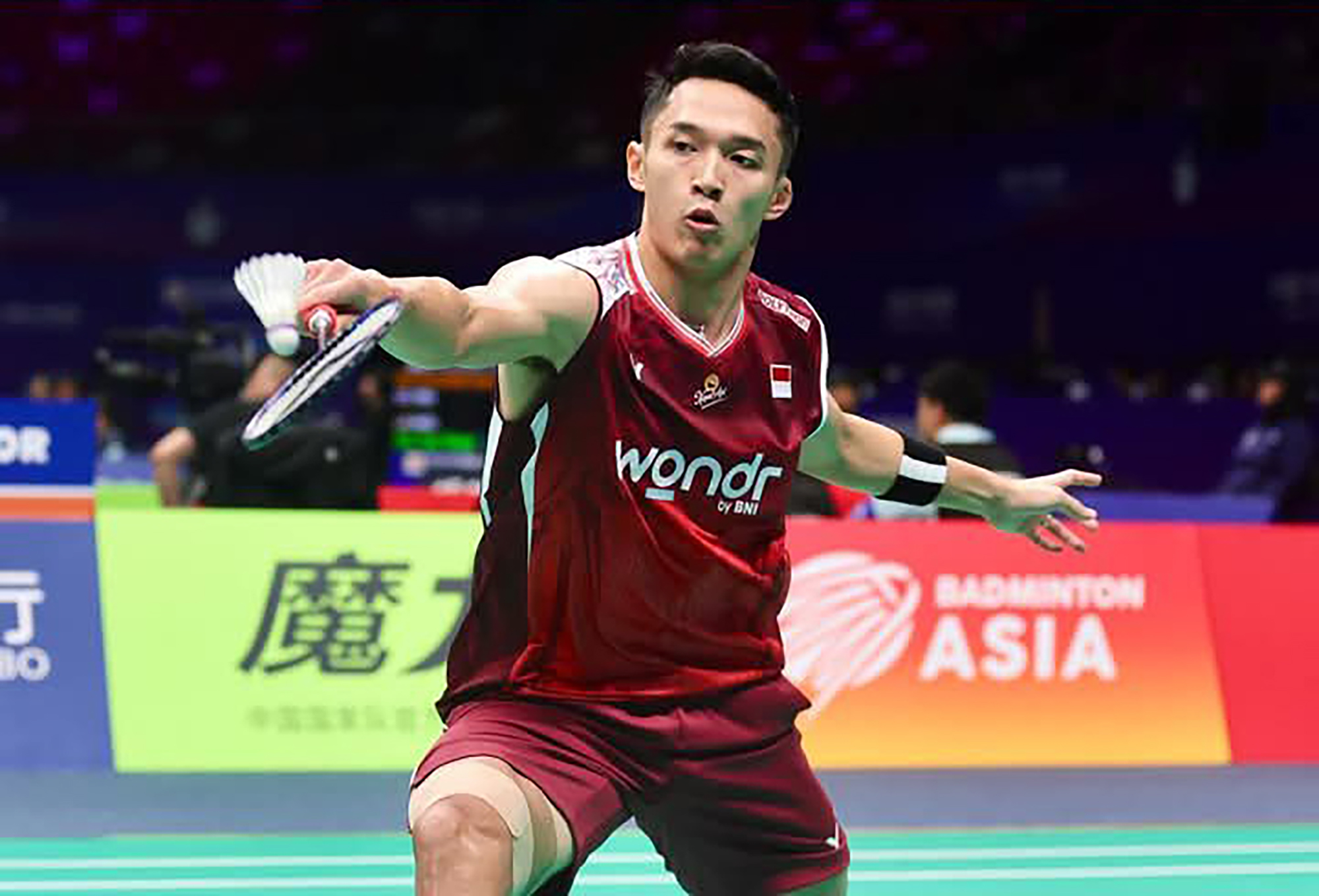 Jonatan Christie mengawali laga dengan baik. Jonatan berhasil mengalahkan wakil Jepang Koki Watanabe tiga game, 16-21, 21-21, 21-18.