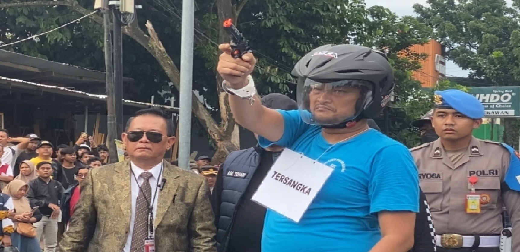 Aipda Robig Zaenuddin ketika menjalani rekonstruksi di Jalan Candi Penataran, Kota Semarang.