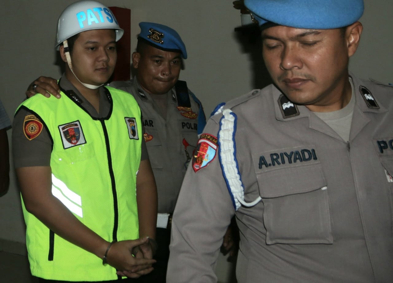Brigadir AK (rompi hijau) menjalani sidang kode etik di Mapolda Jateng, Kamis (10/4/2025) pukul 10.00. (Nurchamim/Jawa Pos Radar Semarang)