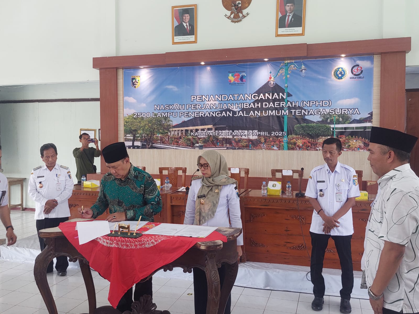 Bupati Demak dr Eistianah melakukan penandatanganan hibah lampu jalan raya tenaga surya di Kecamatan Karanganyar. (Wahibpribadi)