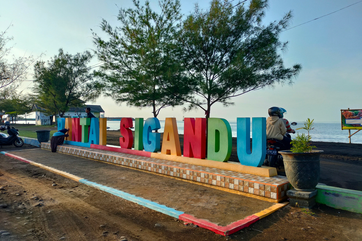 Susana kawasan Pantai Sigandu di Kabupaten Batang. RIYAN FADLI JAWA POS RADAR SEMARANG