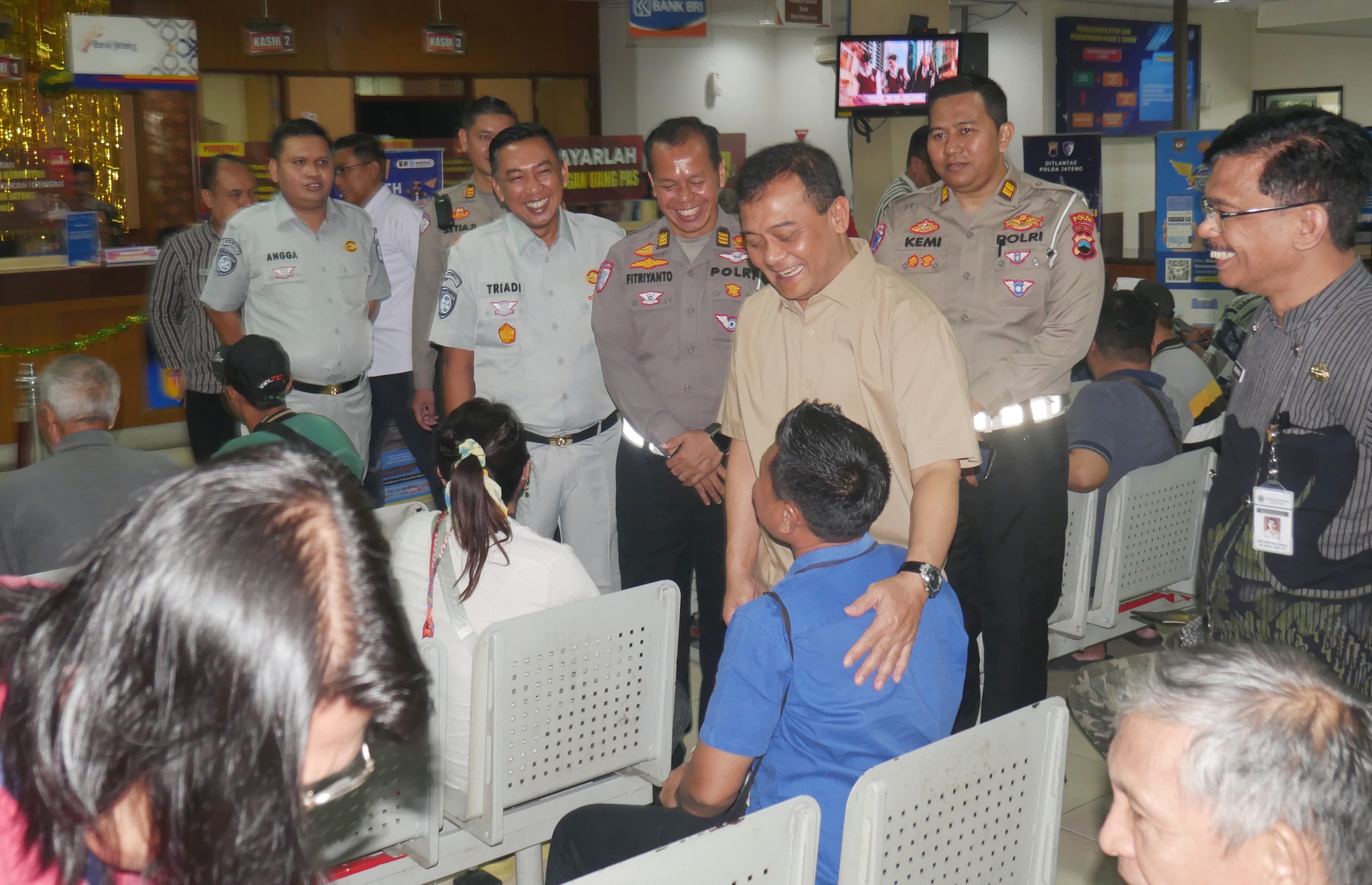Gubernur Jawa Tengah, Ahmad Luthfi meninjau Kantor Samsat banyumanik II Kota Semarang pada Kamis, 10 April 2025 pagi.
