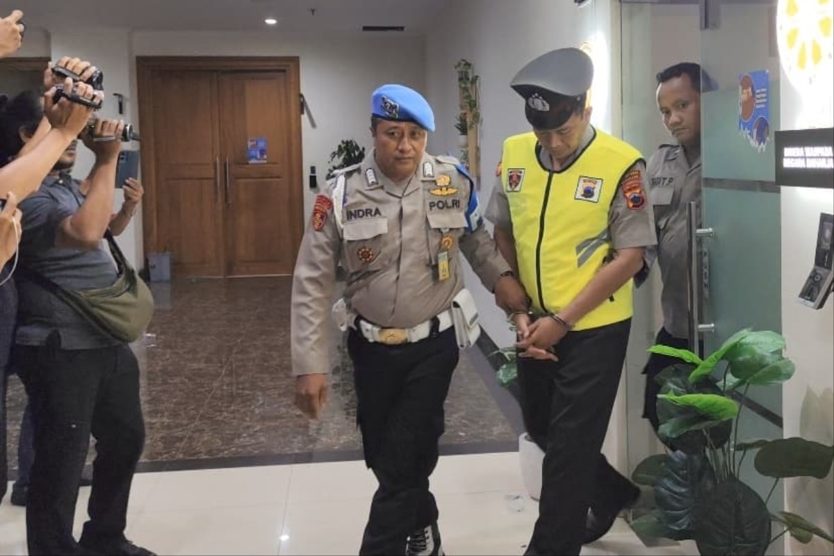 Aipda Robig (rompi hijau) saat digelandang menuju ruangan sidang etik di Mapolda Jateng.