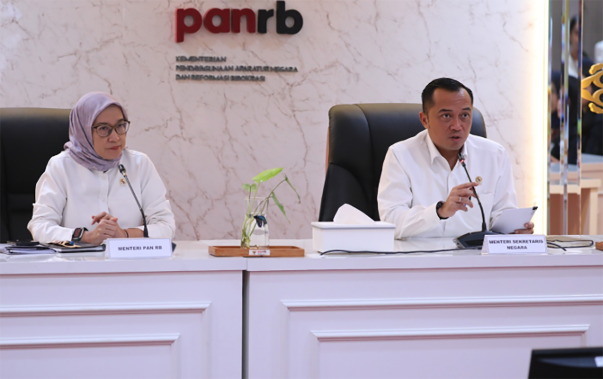 Menteri Sekretaris Negara Prasetyo Hadi saat Bersama  Menteri Pendayagunaan Aparatur Negara dan Reformasi Birokrasi (PANRB) Rini Widyantini