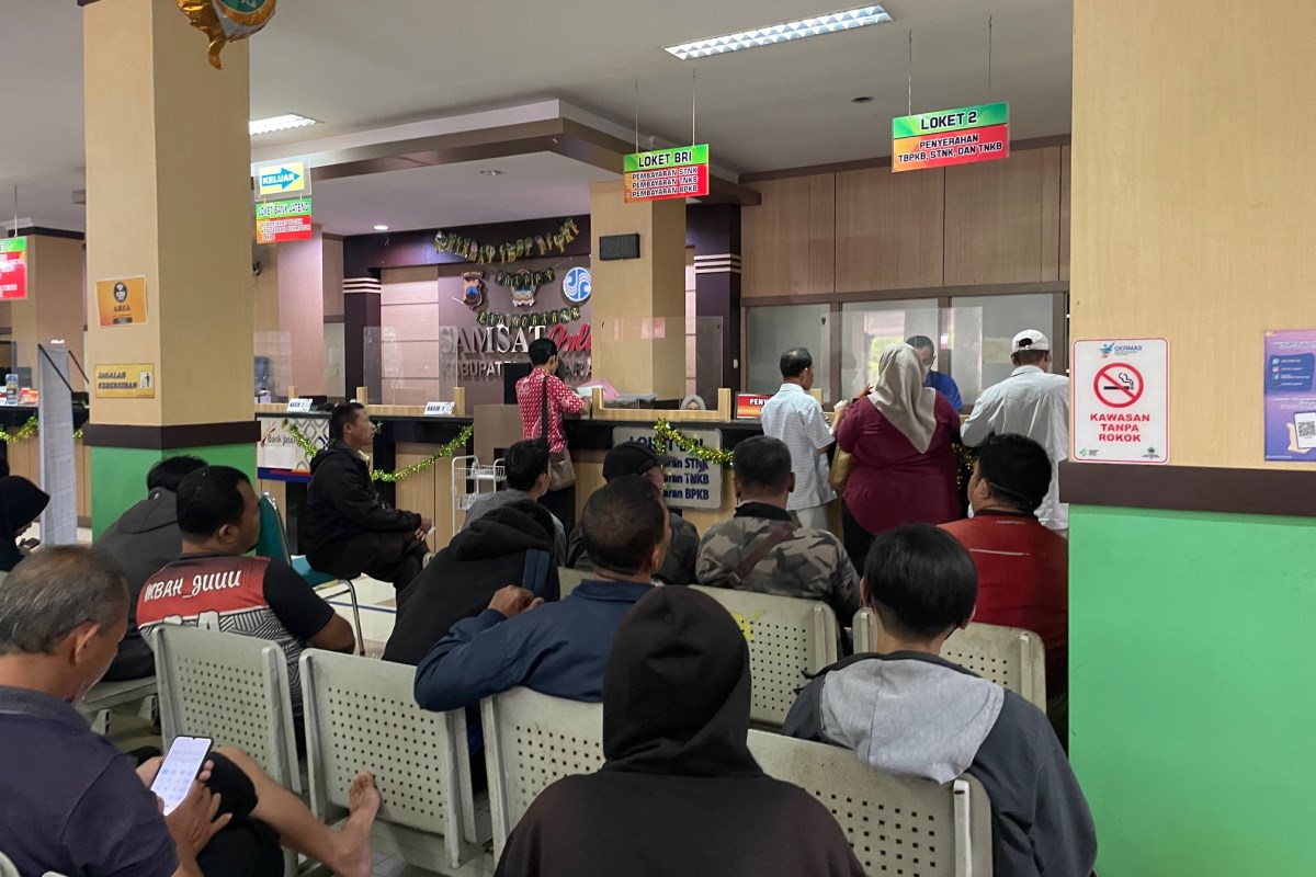 Antrean di Samsat Kabupaten Semarang pemanfaatkan pemutihan pajak kendaraan saat cek kondisi kendaraan di Samsat Kabupaten Semarang. Maria Novena/Jawa Pos Radar Semarang