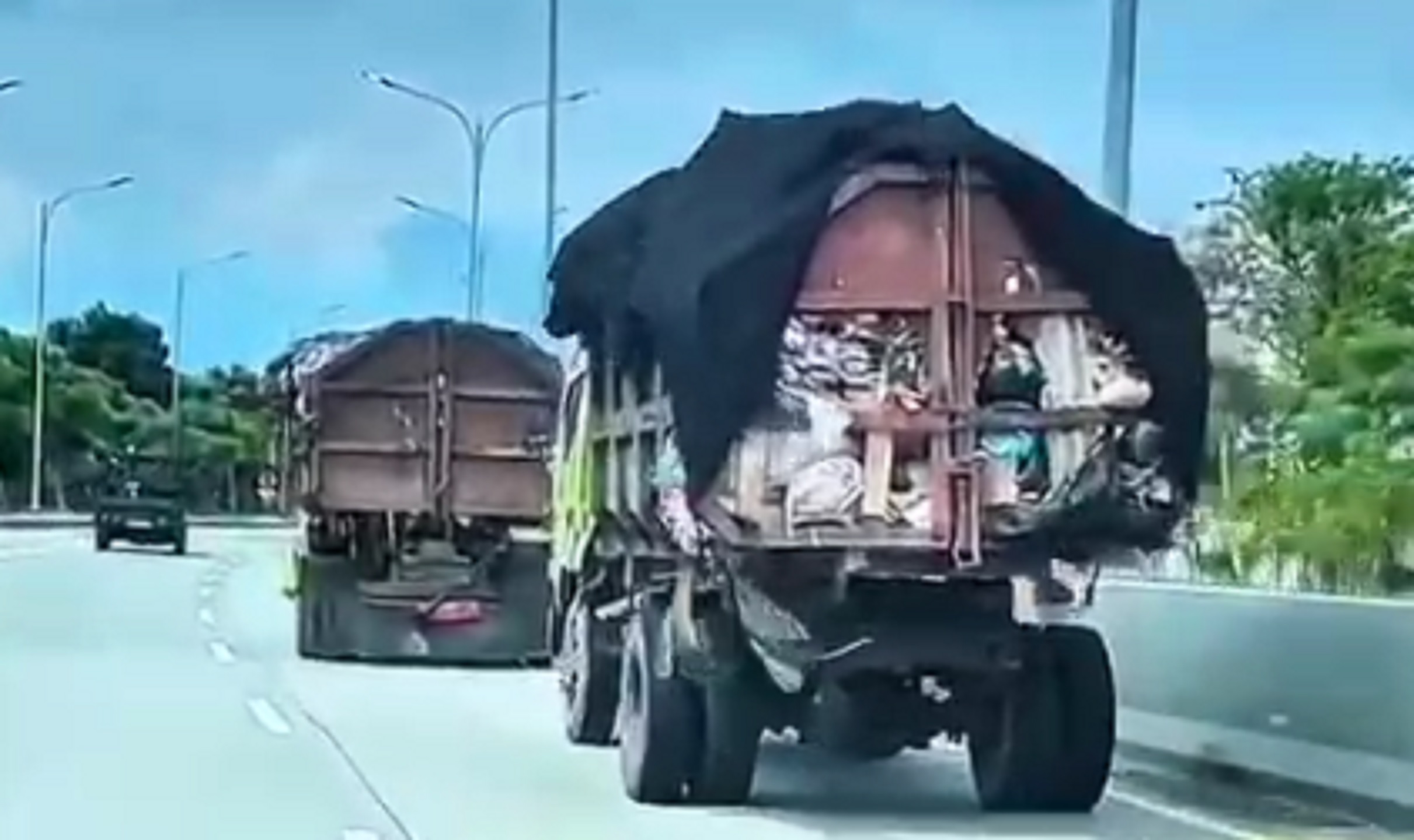 Rruk sampah DLH Kota Semarang yang bolong, membuat sampah bercecer. Pihak DLH pun langsung menarik truk tersebut untuk diperbaiki.