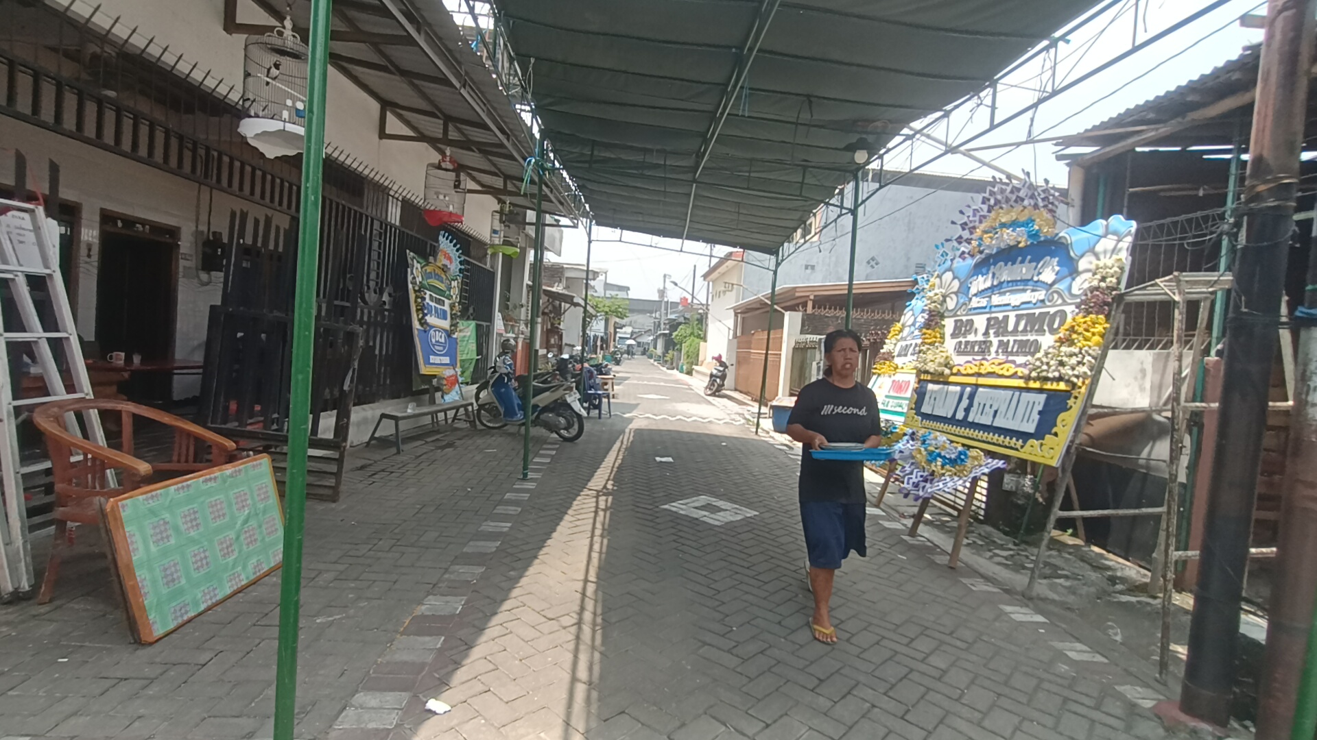 Karang bunga berduka di kediaman Paimo Al Suparmo, Jalan Karanggeneng Selatan, Kelurahan Jagalan, Semarang Tengah, Jumat (11/4). FIGUR RONGGO WASSALIM/JAWA POS RADAR SEMARANG
