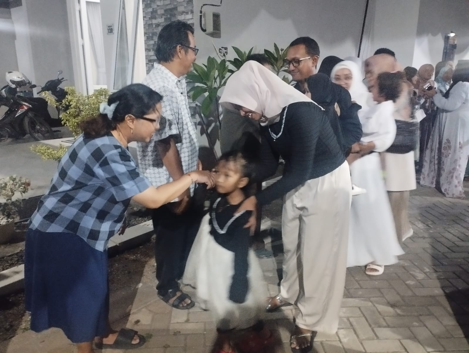 Suasana halal bihalal di Perumahan Wahid Mranggen Tahap 3 Sabtu (12/4/2025) malam. (Pratono/Jawa Pos Radar Semarang)