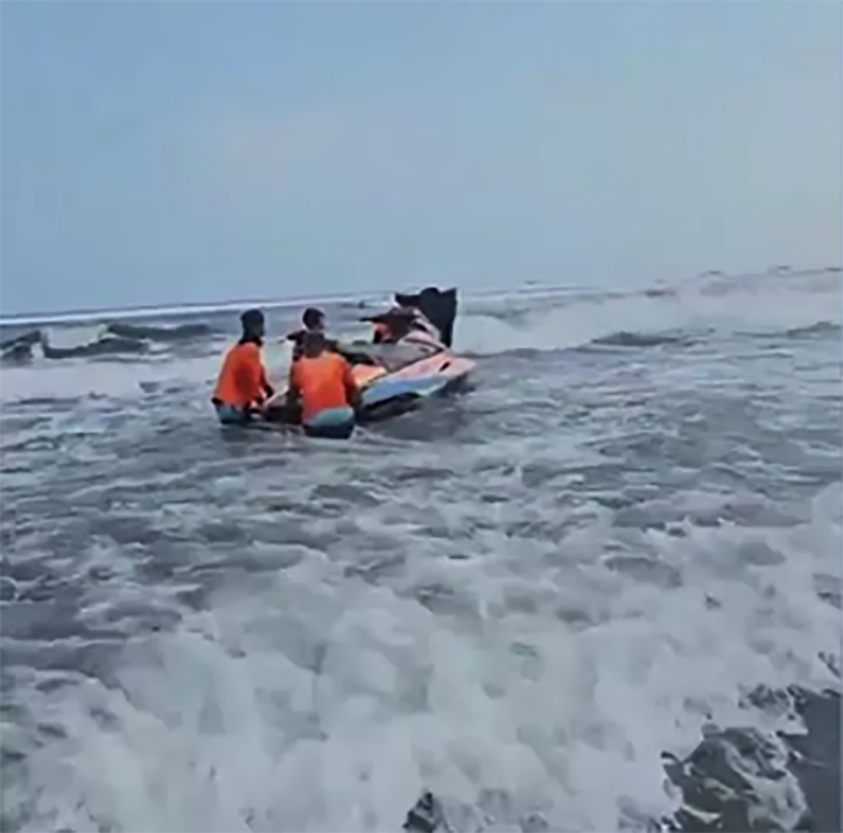 Dua Wisatawan Banjarnegara Terseret Ombak di Pantai Parangtritis Jogja