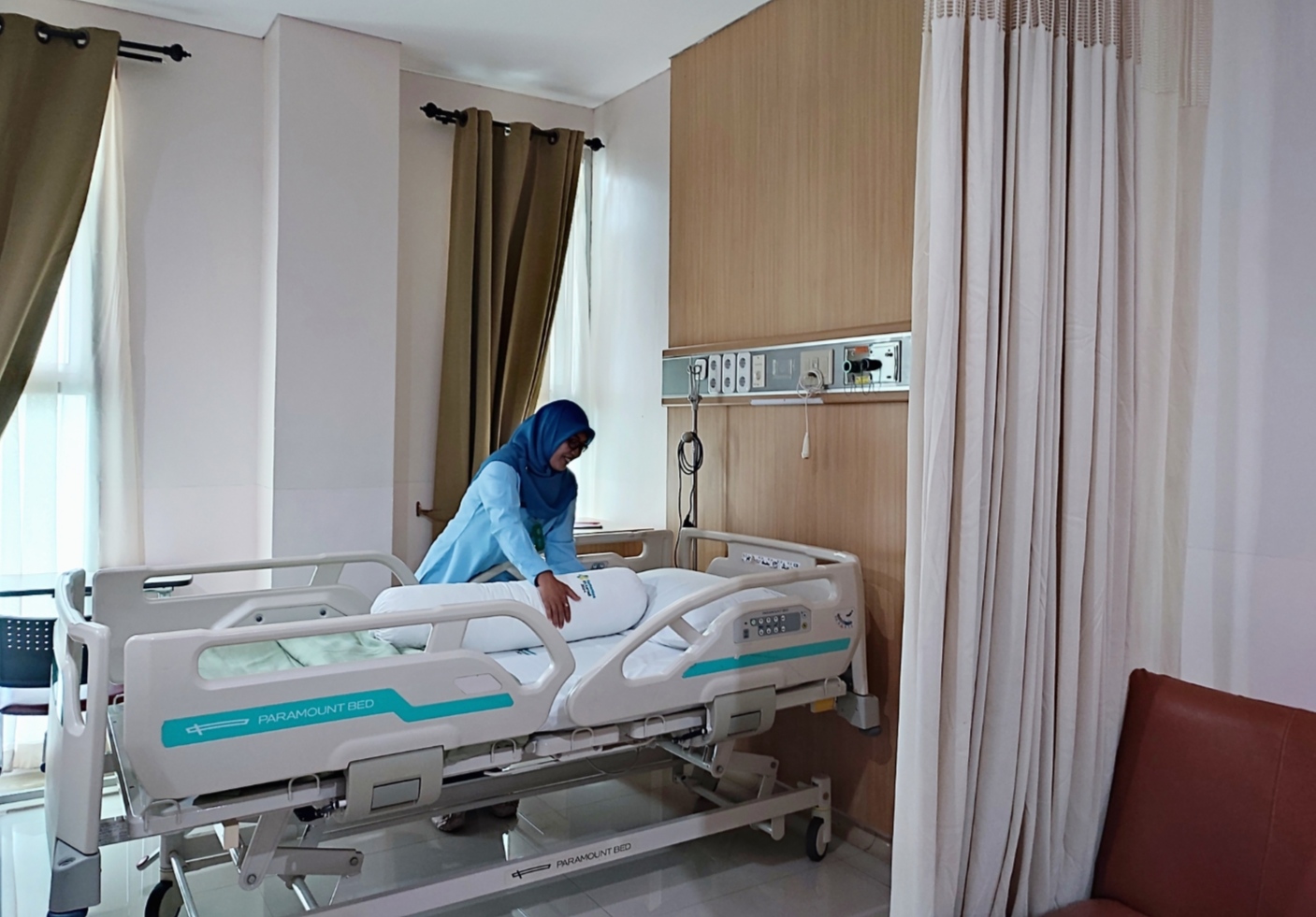 Petugas RS Kariadi saat merapikan kamar Paviliun Garuda yang digunakan pasien cangkok tulang sumsum, Senin (14/4/2025).