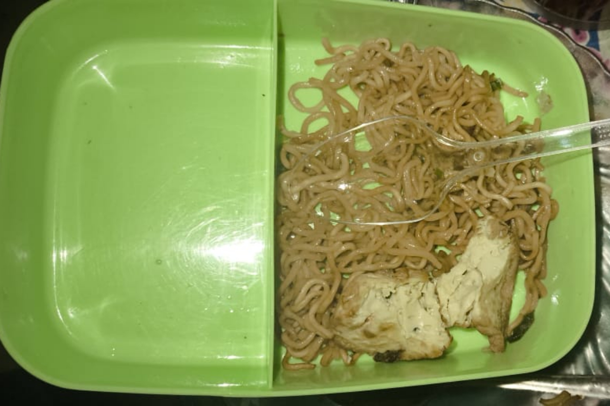 Kondisi mi goreng yang disantap oleh para siswa.