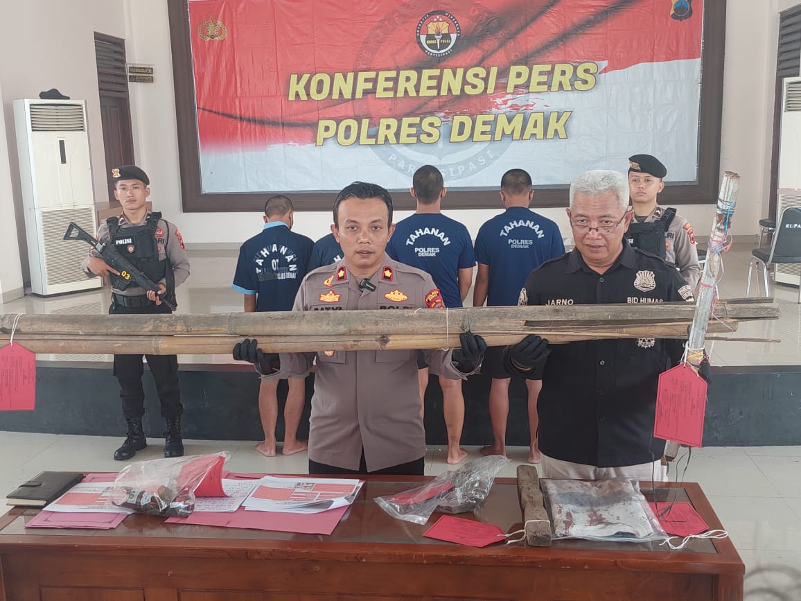 Wakapolres Demak Kompol Setya menunjukkan bambu salah satu alat memukul korban penganiayaan di Bonangrejo.(Wahibpribadi)
