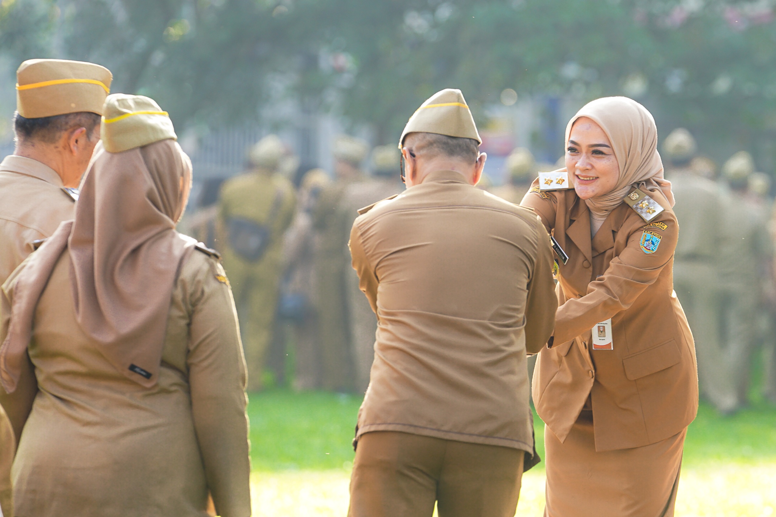 Wakil Wali Kota Salatiga, Nina Agustin memimpin apel pagi ASN di Lingkungan Pemkot Salatiga yang berlangsung secara khidmat di Halaman Pemkot Salatiga, Senin (14/04/2025).