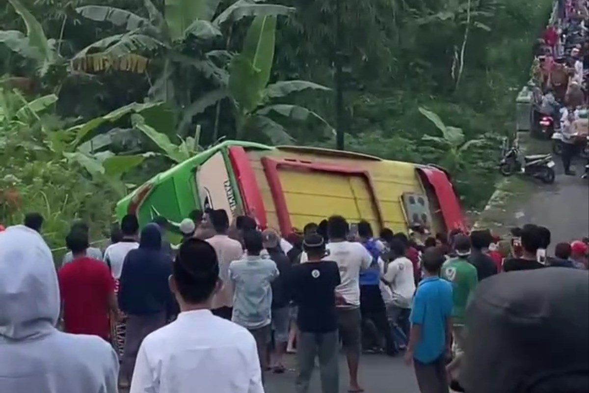 Proses evakuasi bus yang terguling di Desa Wonobodro, Kecamatan Blado.